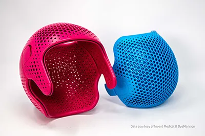 roter und blauer Helm 3D gedruckt im Multi Jet Fusion Verfahren