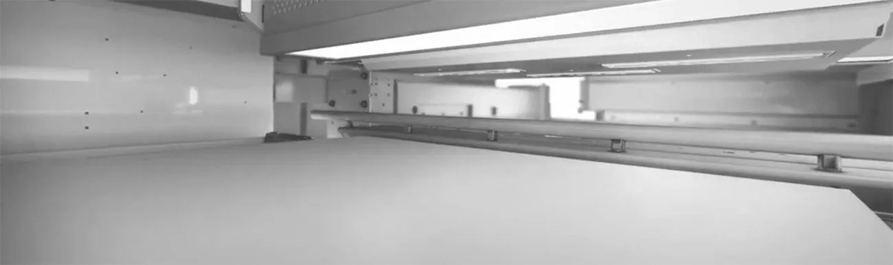 Darstellung Inneres eines Bauraums von einem Multi Jet Fusion 3D Drucker mit einer geschlossenen Pulverdecke.