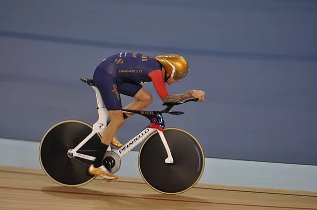 Bradley Wiggins breaks the one-hour record with the help of 3D-printed handlebars