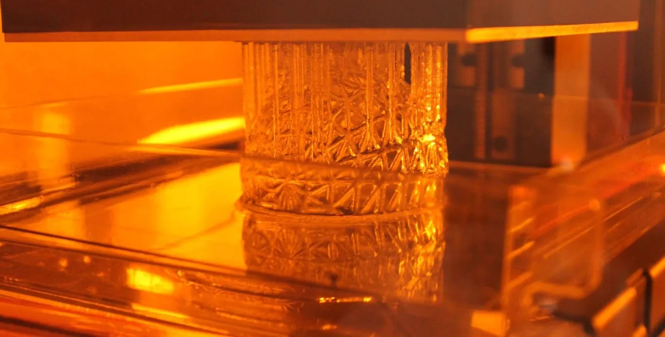 Stereolithografie Drucker zieht Bauteil aus Druckbett