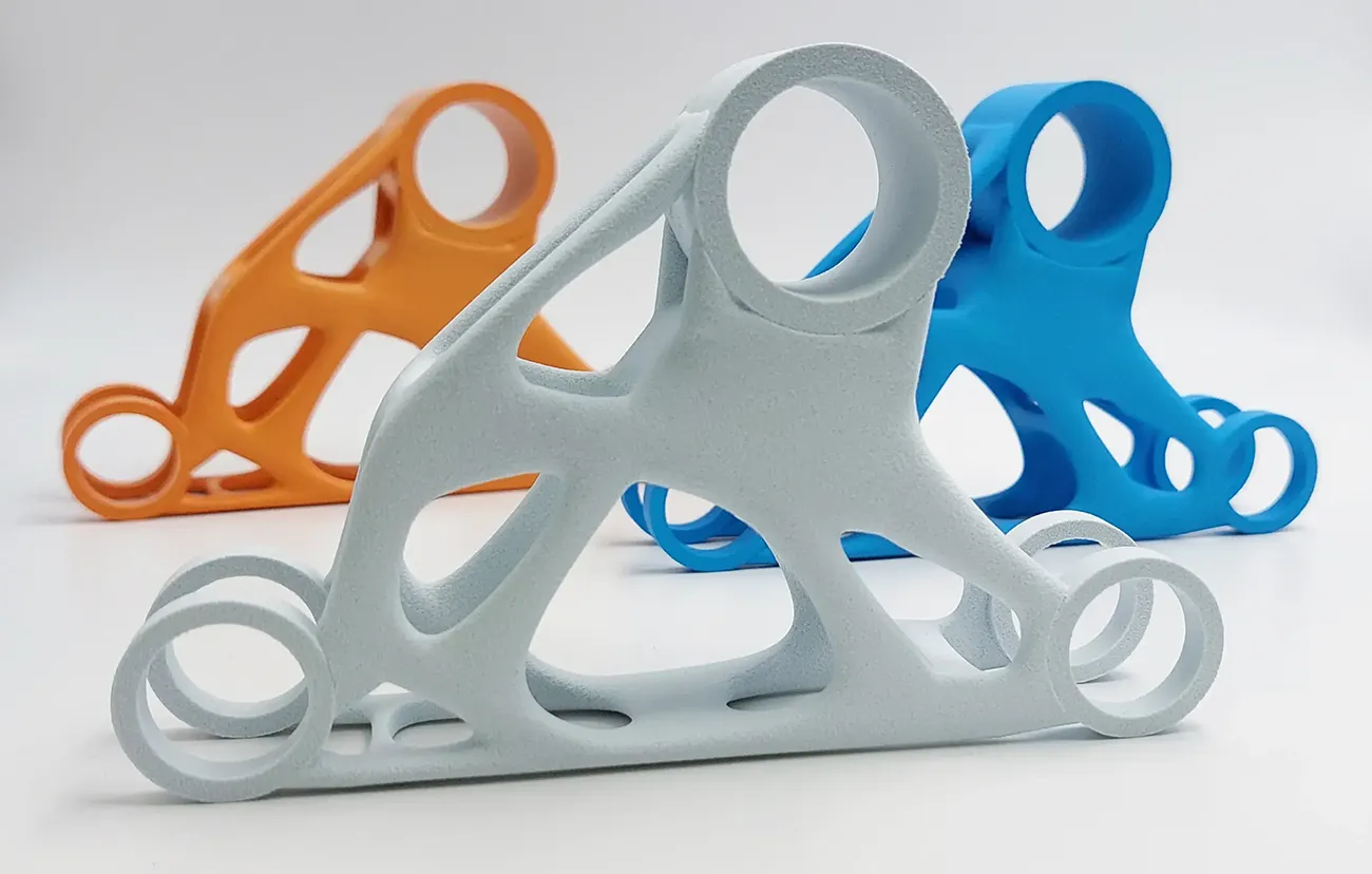 3D gedruckte weiße Bauteile eingefärbt in blau und orange 