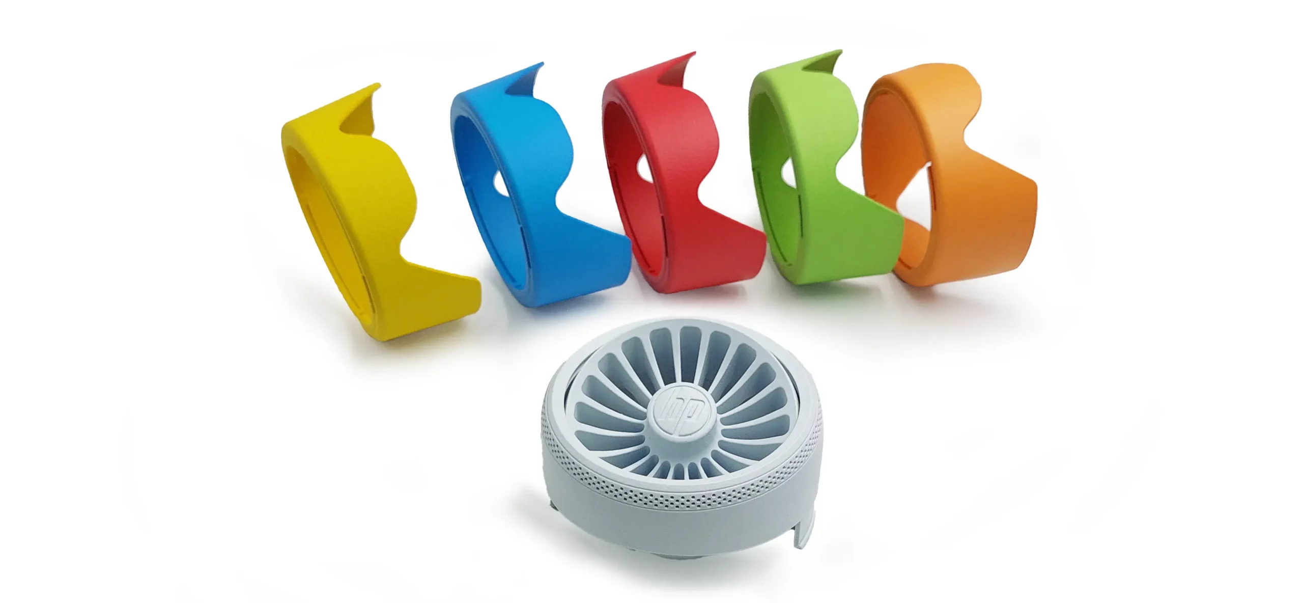 3D-gedruckter weißer Lüfter aus PA 12 W und bunt gefärbte Abdeckungen in gelb, blau, rot, grün und orange