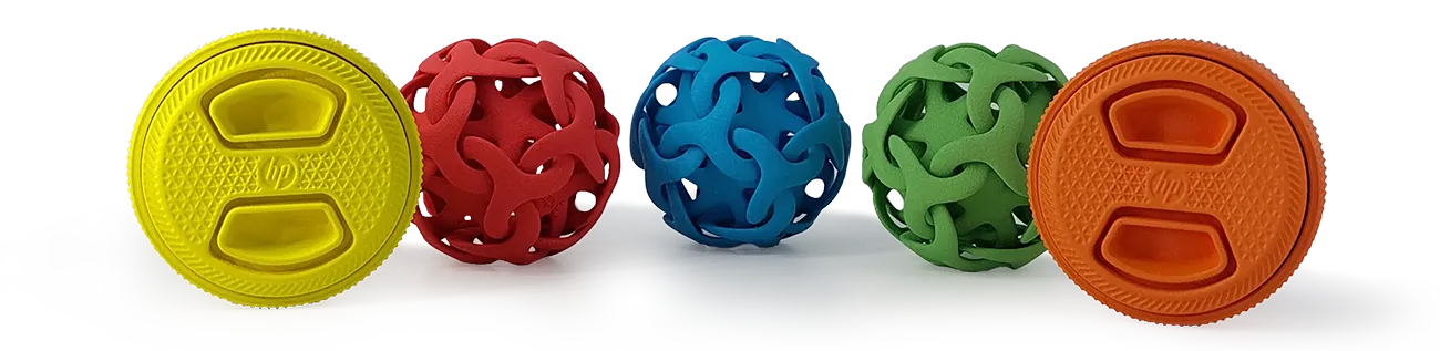 Farbige 3D-gedruckte Bauteile, Bälle und Kameraverschlüsse.