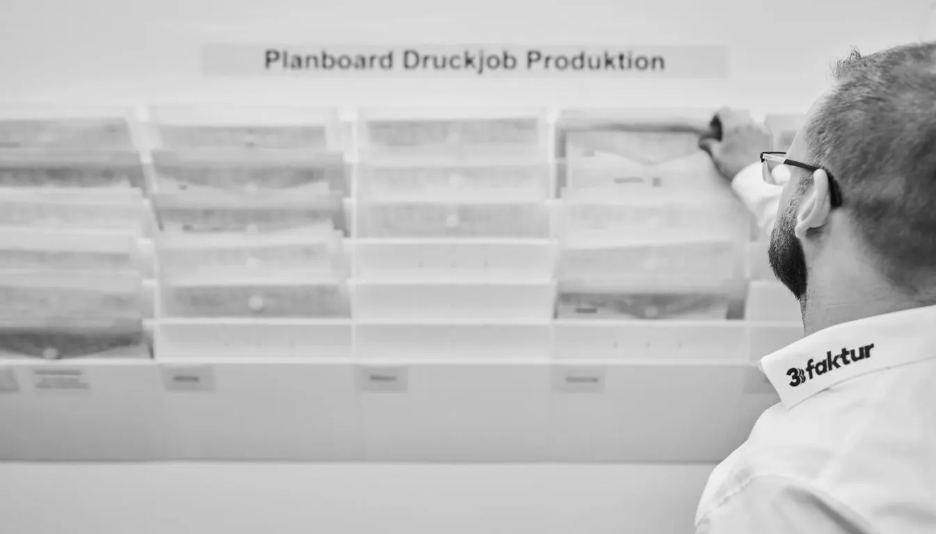3Faktur Mitarbeiter vor Planboard für die 3D-Druck Jobs