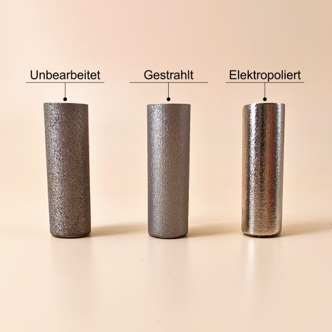 Drei 3D gedruckte zylindrische Probekörper aus Edelstahl 1.4404 mit verschiedenen Oberflächenbearbeitungen